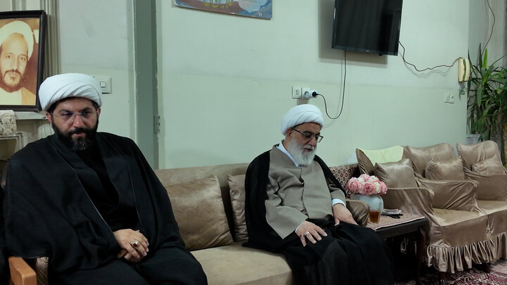 دیدار آیت‌الله شب زنده دار با خانواده شهیدان رسولی و حقانی
