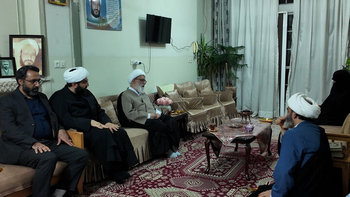 دیدار آیت‌الله شب زنده دار با خانواده شهیدان رسولی و حقانی
