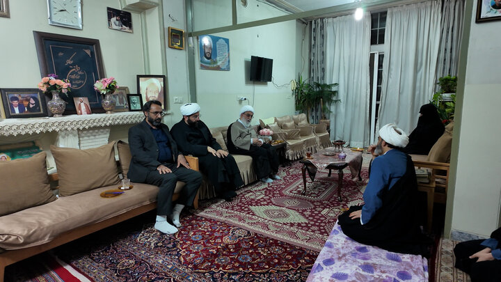 دیدار آیت‌الله شب زنده دار با خانواده شهیدان رسولی و حقانی
