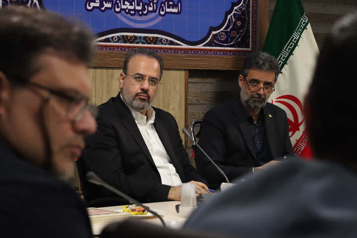 تصاویر /  نشست هم اندیشی جمعی از اساتید، قاریان و حافظان قرآن آذربایجان شرقی با مدیر رادیو قرآن و مدیر کل صدا و سیمای استان آذربایجان شرقی