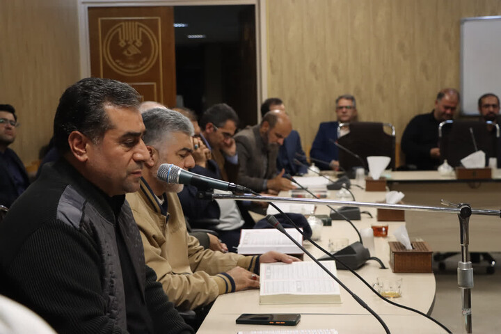 تصاویر /  نشست هم اندیشی جمعی از اساتید، قاریان و حافظان قرآن آذربایجان شرقی با مدیر رادیو قرآن و مدیر کل صدا و سیمای استان آذربایجان شرقی