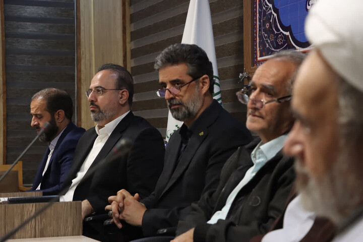 تصاویر /  نشست هم اندیشی جمعی از اساتید، قاریان و حافظان قرآن آذربایجان شرقی با مدیر رادیو قرآن و مدیر کل صدا و سیمای استان آذربایجان شرقی