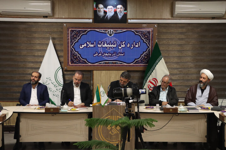 تصاویر /  نشست هم اندیشی جمعی از اساتید، قاریان و حافظان قرآن آذربایجان شرقی با مدیر رادیو قرآن و مدیر کل صدا و سیمای استان آذربایجان شرقی