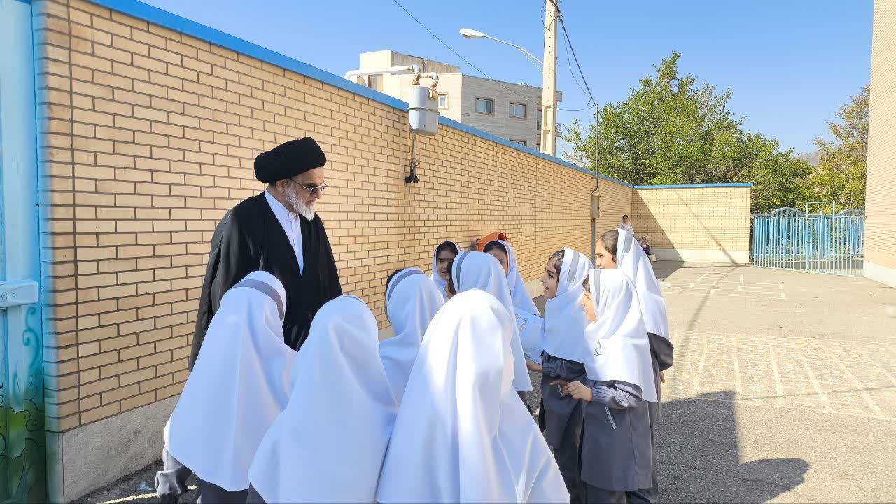 حضور و سخنرانی امام جمعه نطنز در جمع دانشآموزان دبستان دخترانه شهیدان تقیزاده+تصاویر
