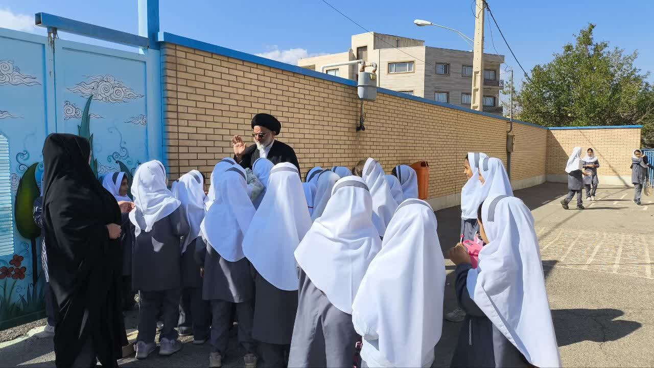 حضور و سخنرانی امام جمعه نطنز در جمع دانشآموزان دبستان دخترانه شهیدان تقیزاده+تصاویر