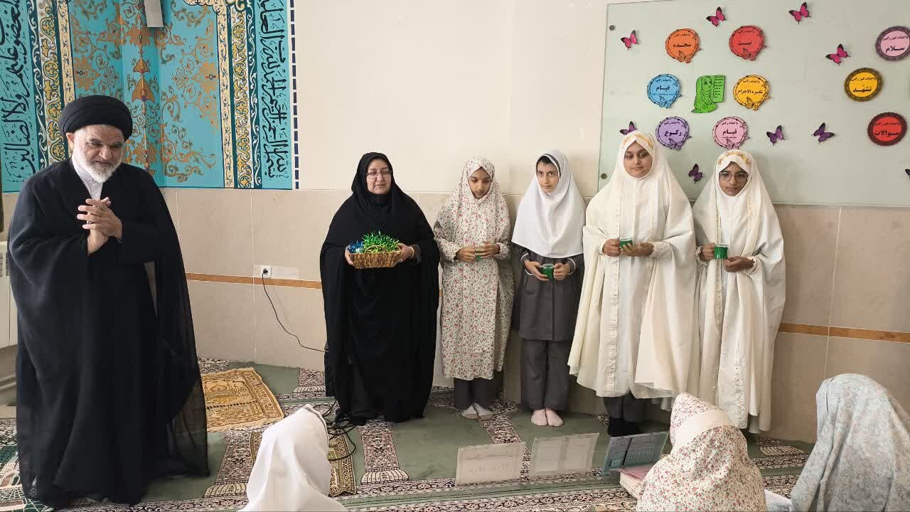 حضور و سخنرانی امام جمعه نطنز در جمع دانش‌آموزان دبستان دخترانه شهیدان تقی‌زاده+تصاویر