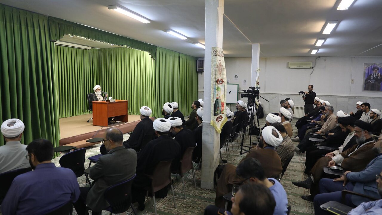 بازدید آیتالله شبزندهدار از مرکز ملی پاسخگویی به سؤالات دینی / خطر زوال اعتقادات از تهدید نظامی مهمتر است