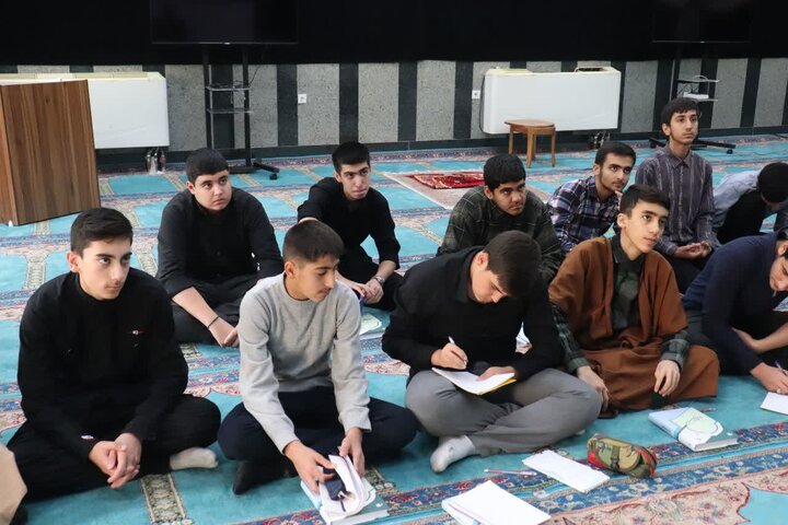 تصاویر/  سلسله جلسات مشاوره برای طلاب مدرسه علمیه امام خامنه ای ارومیه
