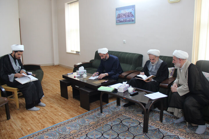 تصاویر / برگزاری آزمون شفاهی  از داوطلبان تدریس حوزه علمیه استان قزوین