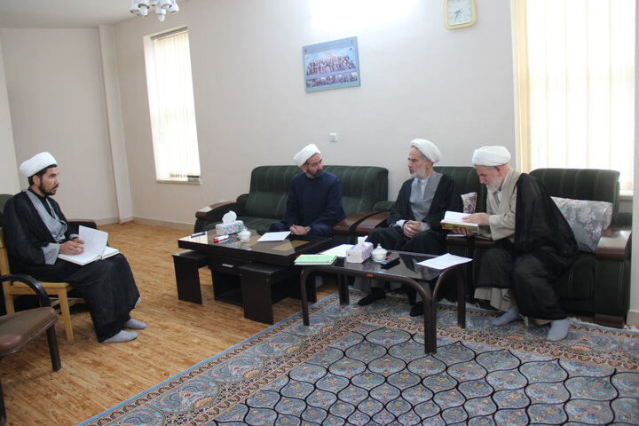 تصاویر / برگزاری آزمون شفاهی  از داوطلبان تدریس حوزه علمیه استان قزوین