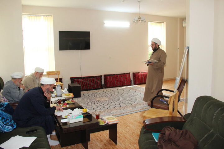 تصاویر / برگزاری آزمون شفاهی  از داوطلبان تدریس حوزه علمیه استان قزوین