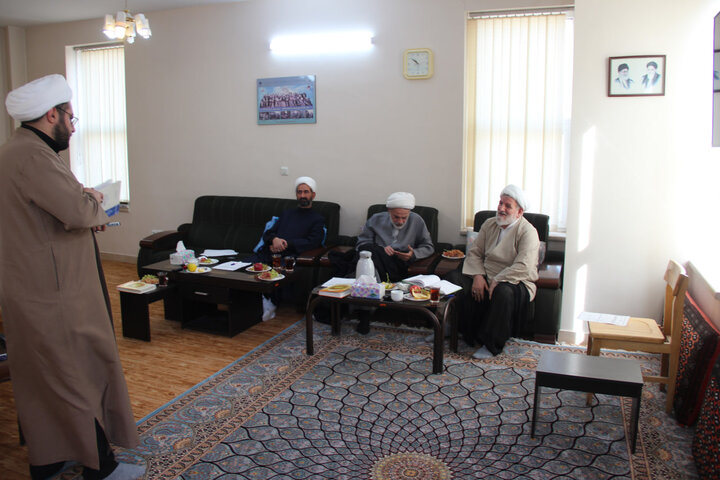تصاویر / برگزاری آزمون شفاهی  از داوطلبان تدریس حوزه علمیه استان قزوین