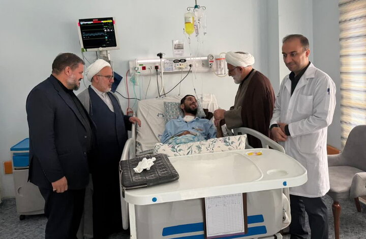 عیادت نمایندگان آیت‌الله اعرافی از طلبه جهادی