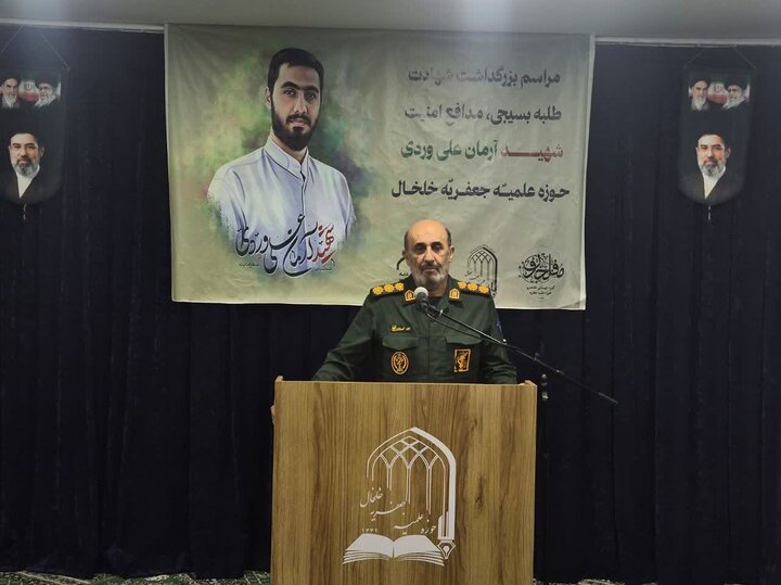 تصاویر/ مراسم چهارمین سالگرد شهادت طلبه بسیجی آرمان علی وردی در مدرسه علمیه جعفریه خلخال
