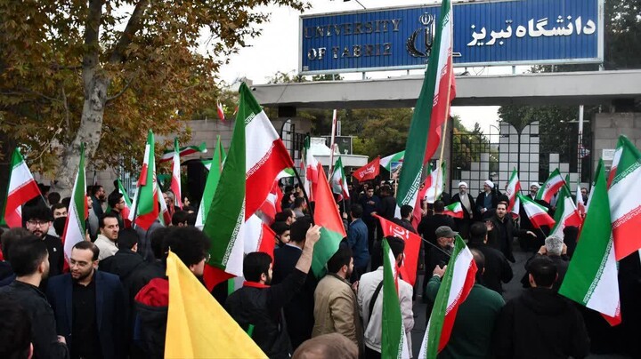 تصاویر / خروش دانشگاهیان دانشگاه های تبریز در لبیک به پیام رهبر معظم انقلاب خطاب به جوانان