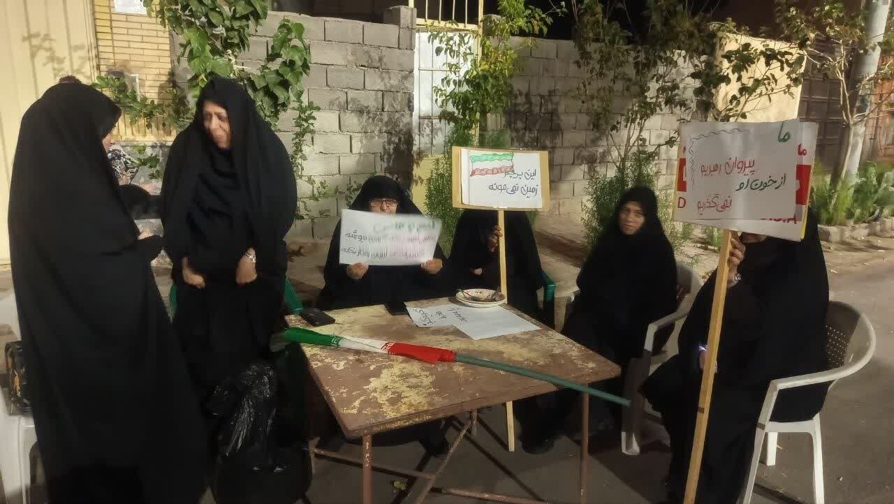 دویست‌ و چهل‌و دومین شب تجمعات خودجوش مردمی در میدان ۱۷ شهریور نطنز برگزارشد+تصاویر