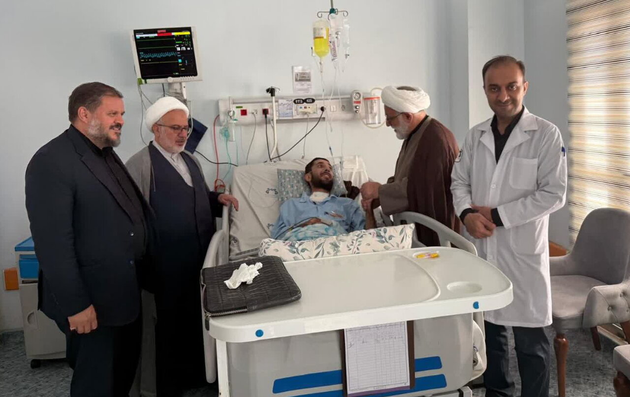عیادت نمایندگان آیت الله اعرافی از طلبه جهادی