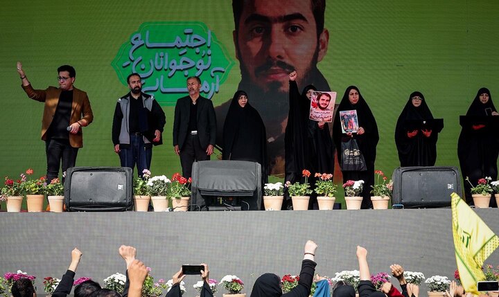 تصاویر/ اجتماع بزرگ نوجوانان آرمانی در میدان انقلاب