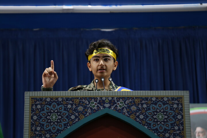 تصاویر/ اجتماع  دانش آموزان بسیجی در سالروز شهادت حسین فهمیده در اصفهان