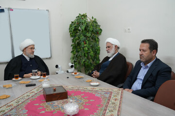 نماینده ولی فقیه در بنیاد مسکن با آیت‌الله اراکی دیدار کرد