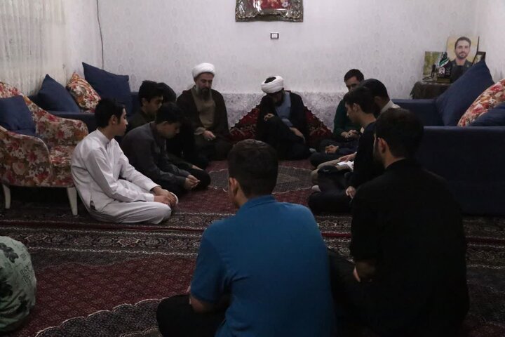 تصاویر/ دیدار هفتگی مدیر و طلاب مدرسه علمیه آیت‌ الله بهاری(ره) با خانواده شهید نادر حمیدیان