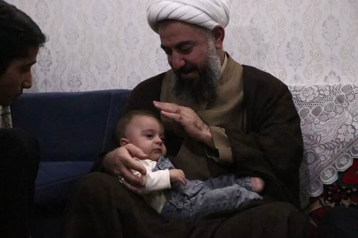 تصاویر/ دیدار هفتگی مدیر و طلاب مدرسه علمیه آیت‌ الله بهاری(ره) با خانواده شهید نادر حمیدیان