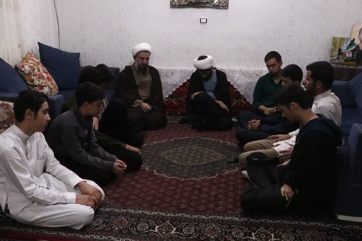 تصاویر/ دیدار هفتگی مدیر و طلاب مدرسه علمیه آیت‌ الله بهاری(ره) با خانواده شهید نادر حمیدیان