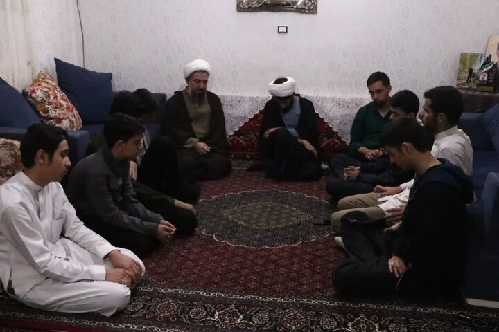 تصاویر/ دیدار هفتگی مدیر و طلاب مدرسه علمیه آیت‌ الله بهاری(ره) با خانواده شهید نادر حمیدیان