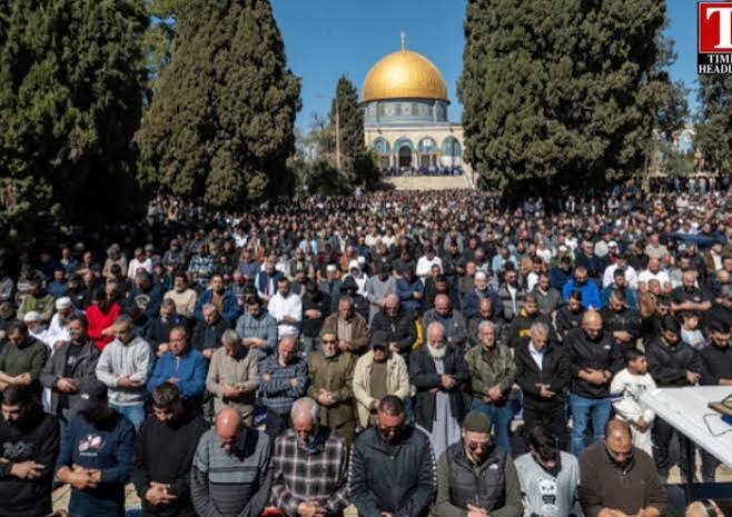 Tens of thousands of Palestinians attend Friday prayer at Aqsa despite tight Israeli restrictions