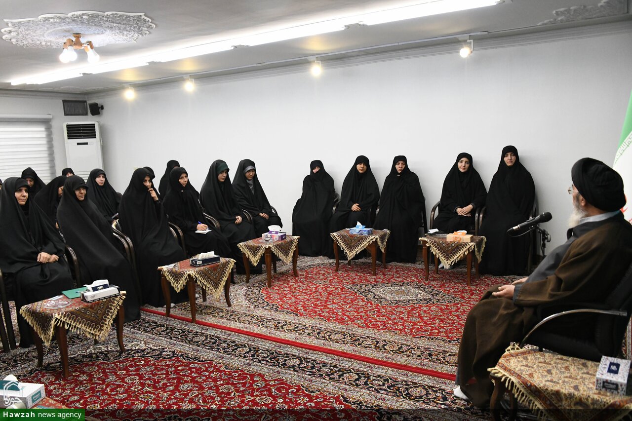 طلاب خواهر پیشگامان تبیین معارف دینی و تمدن اسلامی هستند