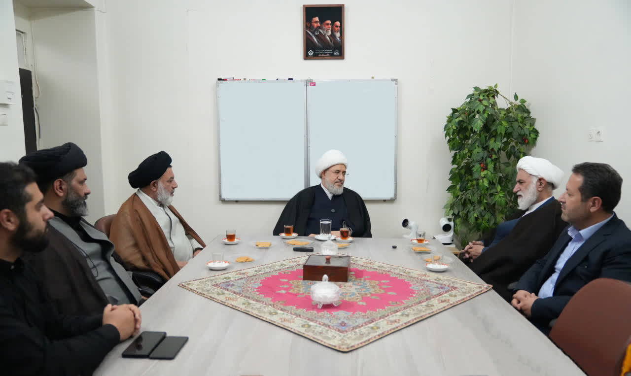 نماینده ولی فقیه در بنیاد مسکن با آیت‌الله اراکی دیدار کرد