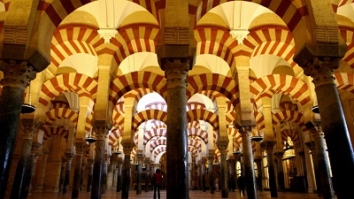 مسجد قرطبة الكبير الَّذي بني في الأندلس
