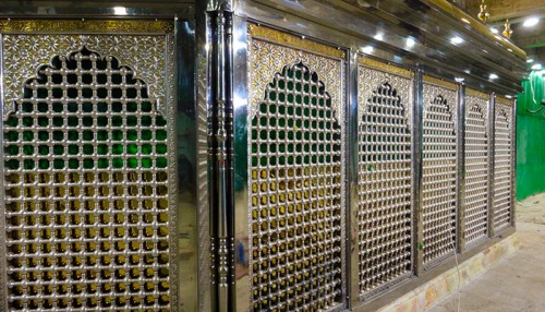 شباك ضريح الإمام الحسين (ع)  الذي ينصب في سرداب الإمام الحجة (_عج)