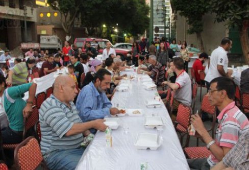 مسلمون وأقباط يتناولون الإفطار فى كنيسة قصر الدوبارة المصرية 
