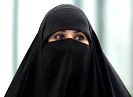 مسلمة ترتدي النقاب