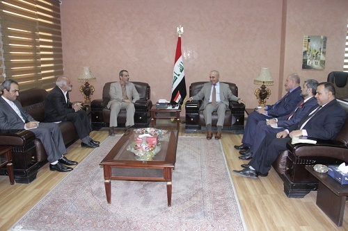 السفير الايراني في العراق حسن دنائي فر، خلال لقائه وزير التخطيط العراقي سلمان الجميلي 