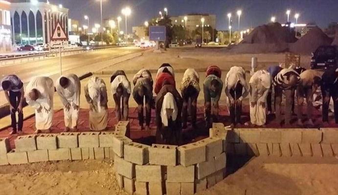مواطنون بحرينيون يؤدون صلاة العشاءين في موقع "العلويات" المُهدّم