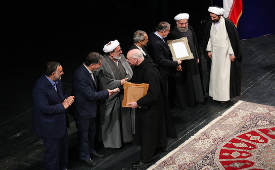 الرئيس الايراني يكرّم النخبة في "كتاب السنة"