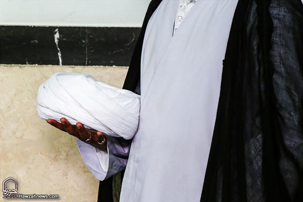طلاب العلوم الدينية يرتدون العمامة يوم ولادة الإمام أمير المؤمنين (ع)