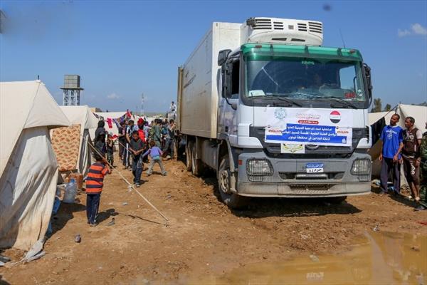 توزيع المساعدات لآلاف النازحين في الموصل