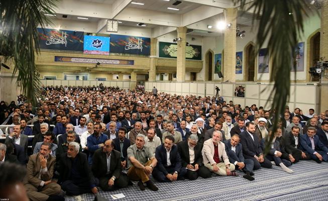قائد الثورة الإسلامية يستقبل حشدا من القادة العسكريين والمضحين في ذكرى الدفاع المقدس