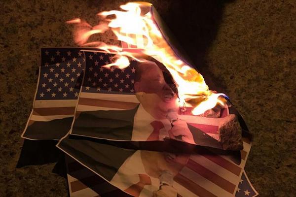 حرق العلم الأمريكي وصور "ترامب" في تظاهرات "اليوم الوطني لطرد القاعدة الأمريكية"