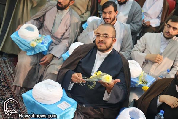 طلاب العلوم الدينية لحوزة اصفهان العلمية يرتدون العمامة
