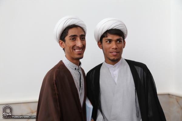 طلاب العلوم الدينية يرتدون العمامة يوم عيد الغدير على يد مراجع الدين بقم المقدسة