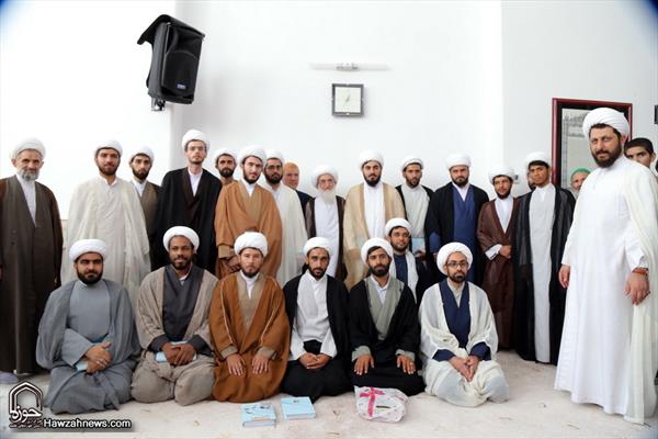 طلاب العلوم الدينية يرتدون العمامة يوم عيد الغدير على يد مراجع الدين بقم المقدسة