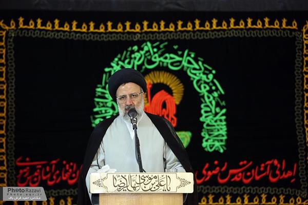 مراسم إهداء راية حرم الإمام الرضا (ع) إلى أصحاب مجالس العزاء الحسيني
