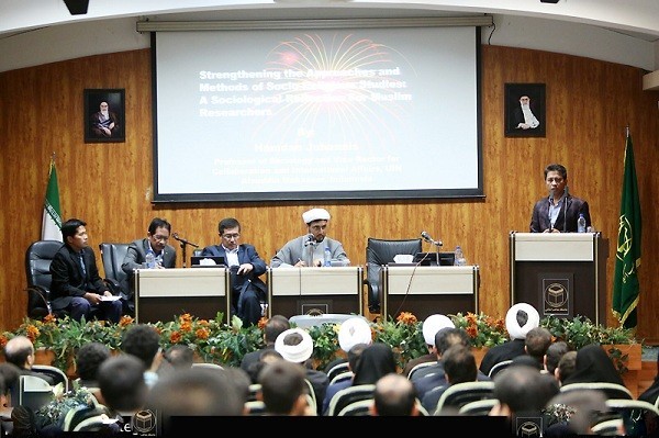 اجتماع دراسة العلاقات العلمية والتعلیمیة بین الجامعات الإيرانية والأندونيسية