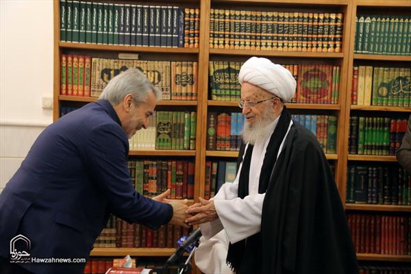 مساعد الرئيس الإيراني ورئيس منظمة التخطيط والميزانية الإيرانية يلتقي بمراجع الدين والعلماء بقم المقدسة - ۱
