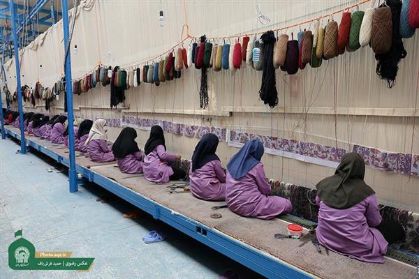 متولى العتبة الرضوية يتفقد ورشة السجاد اليدوي التابعة للعتبة الرضوية في مدينة كاشمر الإيرانية
