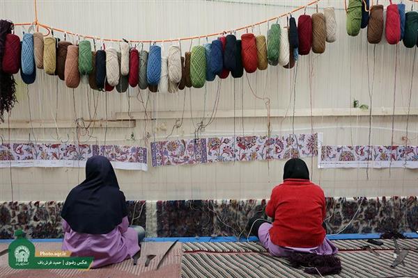 متولى العتبة الرضوية يتفقد ورشة السجاد اليدوي التابعة للعتبة الرضوية في مدينة كاشمر الإيرانية
